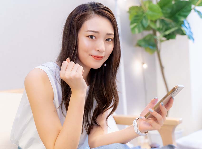 美容サロンの予約をする女性
